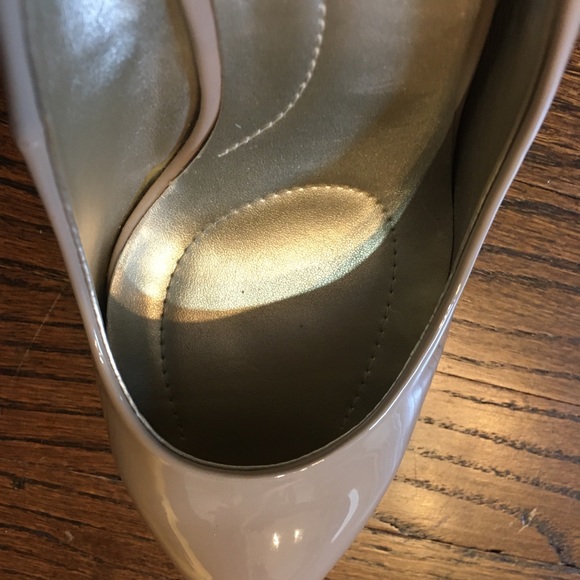 Bandolino | Beige Patent Heels - Picture 7 of 12